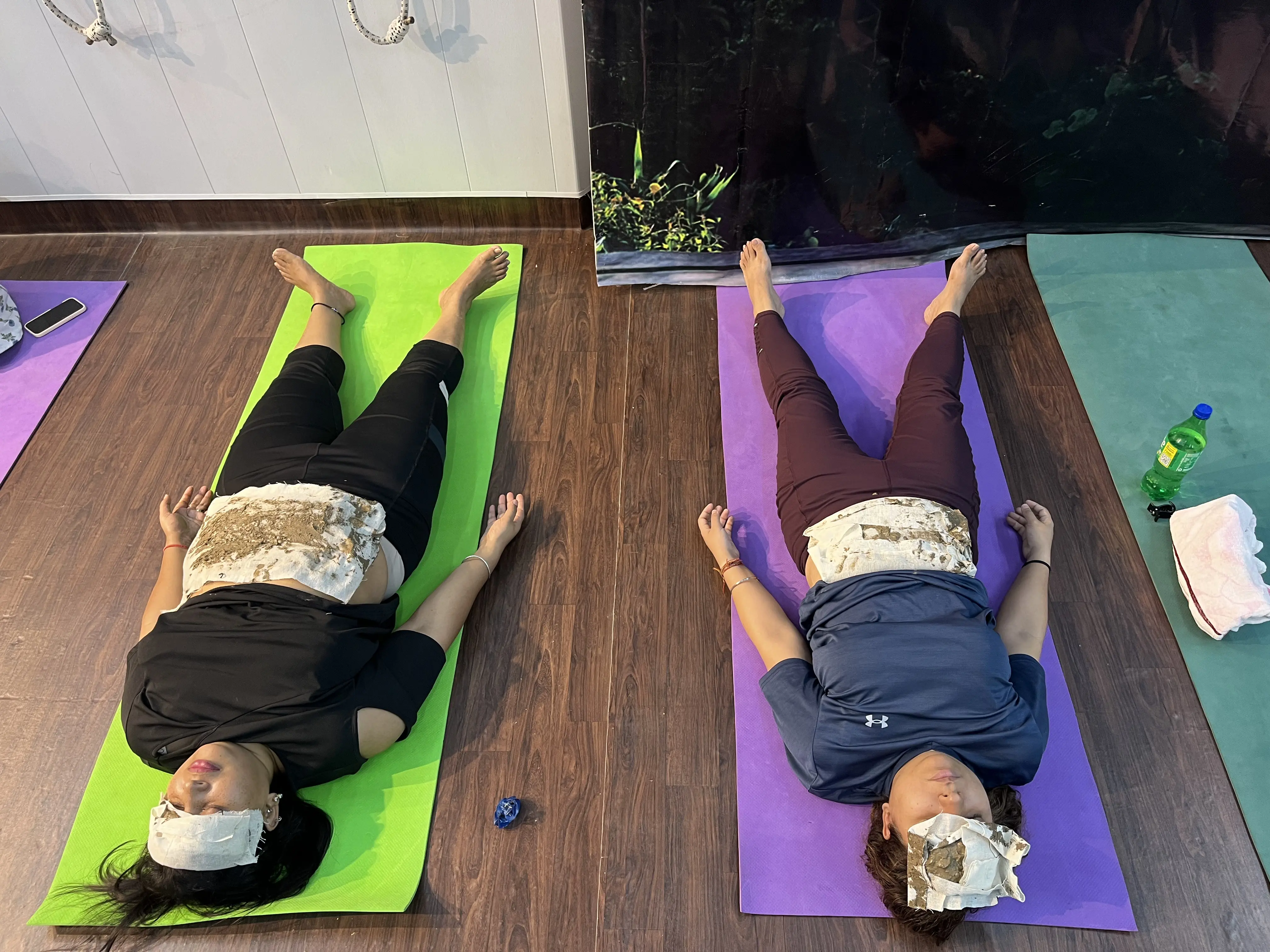Students receiving abdominal mud pack (Udar Lepa) and eye mud pack (Netra Lepa) at Sparsh Yog Delhi — Mitti Chikitsa session